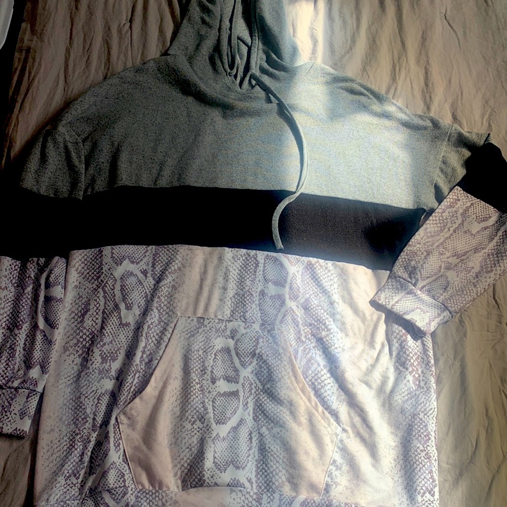 Snakeskin hoodie • large • gray & black